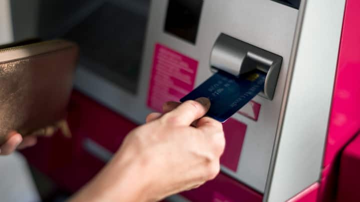 ATM Card Insurance: ATM કાર્ડ પર 10 લાખ રૂપિયા સુધીનો વીમા કવર હોય છે. ચાલો જાણીએ કે ATM કાર્ડ વીમા કવર કેવી રીતે નક્કી થાય છે અને કેવી રીતે ક્લેઇમ કરી શકાય છે.
