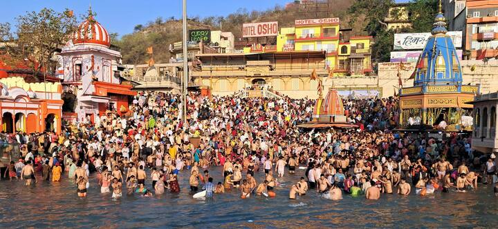 इस संबंध में तत्कालीन पीएम मनमोहन सिंह ने कहा था कि देशवासियों के बीच गंगा का विशेष महत्व है, इसलिए हमारी ये ज़िम्मेदारी है कि गंगा को प्रदूषण मुक्त कर आदर्श नदी का रूप दिया जाए.