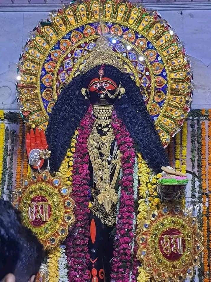 Katta dumba surati bilan yosh xotin