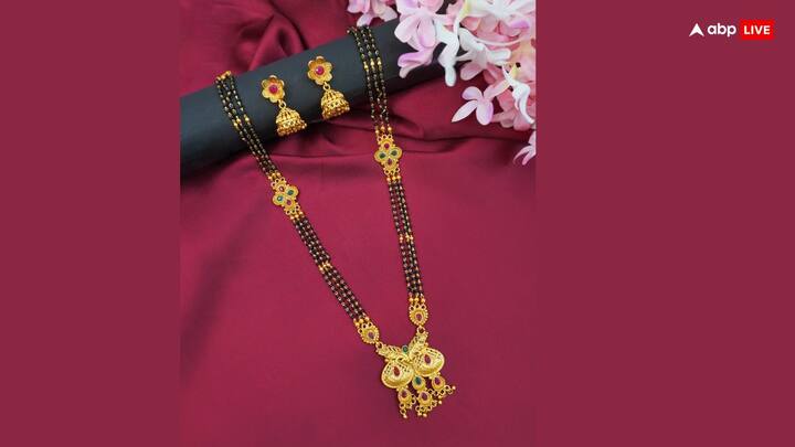 10 मई 2024 को अक्षय तृतीया पर मंगलसूत्र खरीदना बेहद शुभ होगा. काले मोती और सोने से जड़ित मंगलसूत्र शादीशुदा महिला की निशानी होती है.