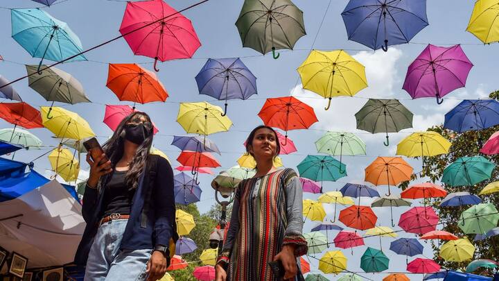 বৃহস্পতিবার প্রায় সেই রেকর্ড ছুঁয়ে ফেলল তিলোত্তমা। এদিন কলকাতার সর্বোচ্চ তাপমাত্রা পৌঁছয় ৪১ দশমিক ৬ ডিগ্রি সেলসিয়াসে।