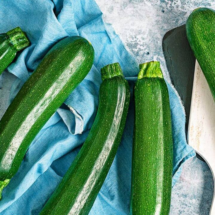 zucchini : ਅਸੀਂ ਸਾਰੇ ਬਚਪਨ ਤੋਂ ਸੁਣਦੇ ਆਏ ਹਾਂ ਕਿ ਹਰੀਆਂ ਸਬਜ਼ੀਆਂ ਖਾਣ ਨਾਲ ਸਿਹਤ ਨੂੰ ਕਈ ਫਾਇਦੇ ਹੁੰਦੇ ਹਨ। ਅੱਜ ਅਸੀਂ ਤੁਹਾਨੂੰ ਜ਼ੁਕਿਨੀ ਦੀ ਸਬਜ਼ੀ ਦੀ ਖਾਸੀਅਤ ਬਾਰੇ ਦੱਸਾਂਗੇ ।