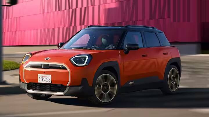 BMW Mini Aceman EV: BMWની નવી ઇલેક્ટ્રિક કાર Mini Esman EVને બેઇજિંગ મોટર શૉમાં રજૂ કરવામાં આવી હતી. Aceman ને ઇલેક્ટ્રિક કૂપરના વિસ્તૃત સંસ્કરણ તરીકે ડિઝાઇન કરવામાં આવ્યું છે. BMWની આ નવી ઇલેક્ટ્રિક કાર કૂપર અને કન્ટ્રીમેન વચ્ચે સ્થાન ધરાવે છે. કંપનીએ તેની નવી લાઇન-અપ પૂર્ણ કરી છે.