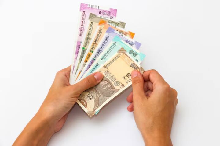 अगर संभव हो तो किसी अच्छे क्रेडिट स्कोर वाले व्यक्ति को CO-Borrower बनाएं. इससे आपके पर्सनल लोन की ब्याज दर में कमी आएगी.