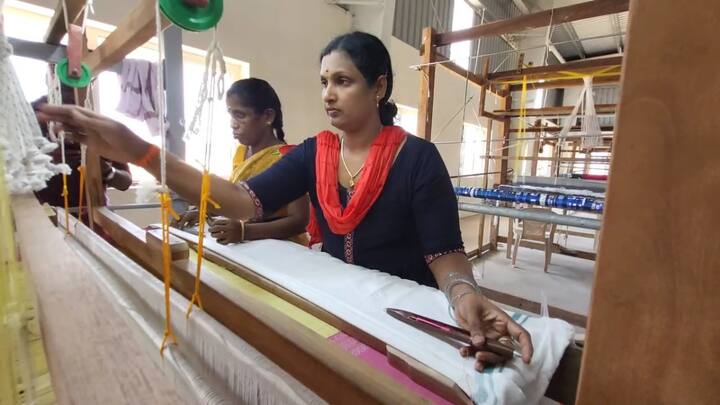 இன்றைய காலகட்டத்தில் பல பேன்சி சேலைகள் வந்தாலும், பெண்கள் மத்தியில் காஞ்சி பட்டு புடவைக்கு என தனி மரியாதை உள்ளது.
