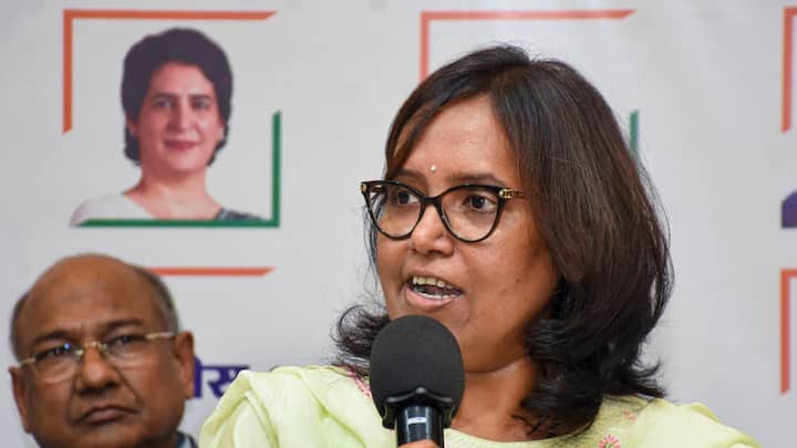 Varsha Gaikwad Congress candidate for Mumbai North Central seat मुंबई कांग्रेस की अध्यक्ष वर्षा गायकवाड को इस सीट से मिला टिकट