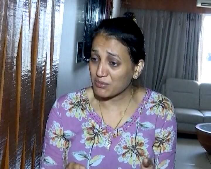 Nilesh Kumbhani is still missing, his wife said this while crying, watch the video Lok sabha Election 2024: નિલેશ કુંભાણી હજુ પણ ગાયબ, પત્નીએ રડતાં-રડતાં કરી આ વાત, જુઓ વીડિયો