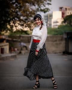 Sadaa Photos : லவ் பேர்ட்ஸ்..லவ் பேர்ட்ஸ்..ரெட்ரோ உடையில் கலக்கும் நடிகை சதா!