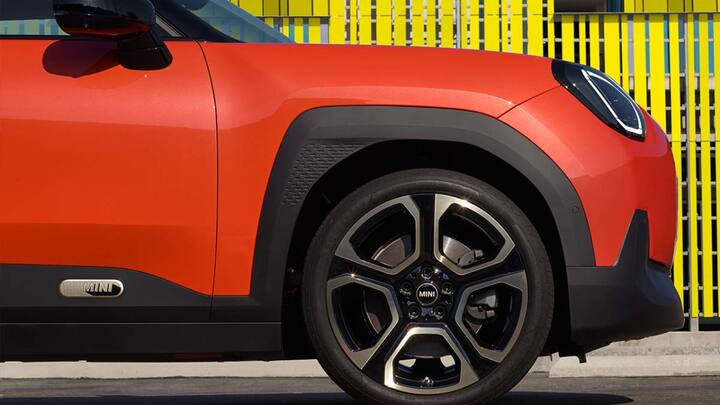 बीएमडब्ल्यू मिनी एसमैन के टॉप-स्पेक SE वेरिएंट में 54.2 kWh का बैटरी पैक लगा है. ये कार 7.1 सेकंड में 0 से 100 kmph की रफ्तार पकड़ सकती है. इस कार की टॉप-स्पीड 170 kmph है.