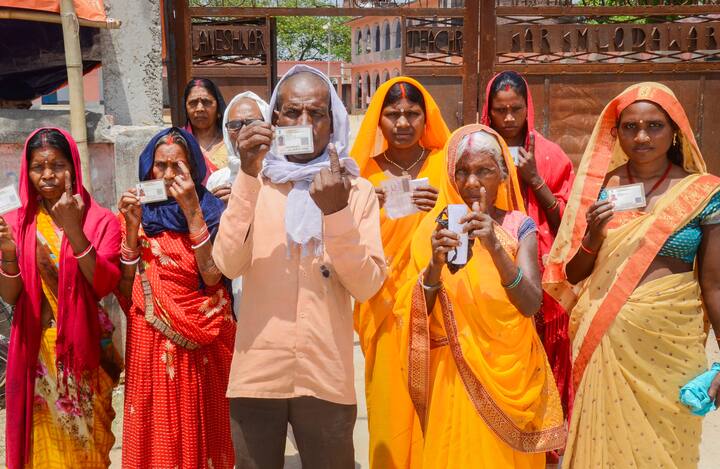 नोएडा-गाजियाबाद में वोटिंग के दौरान कई चीजों को लेकर सख्ती कर दी गई है. ट्रैफिक पुलिस की तरफ से इसे लेकर एक एडवाइजरी भी जारी की गई है.