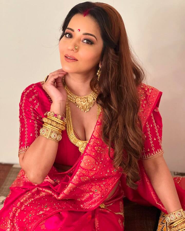  મોનાલિસા કેમેરાની સામે પોતાની સુંદરતા એવી રીતે બતાવે છે કે દર્શકો પણ તેની સુંદરતાના વખાણ કર્યા વગર પોતાને રોકી શકતા નથી.