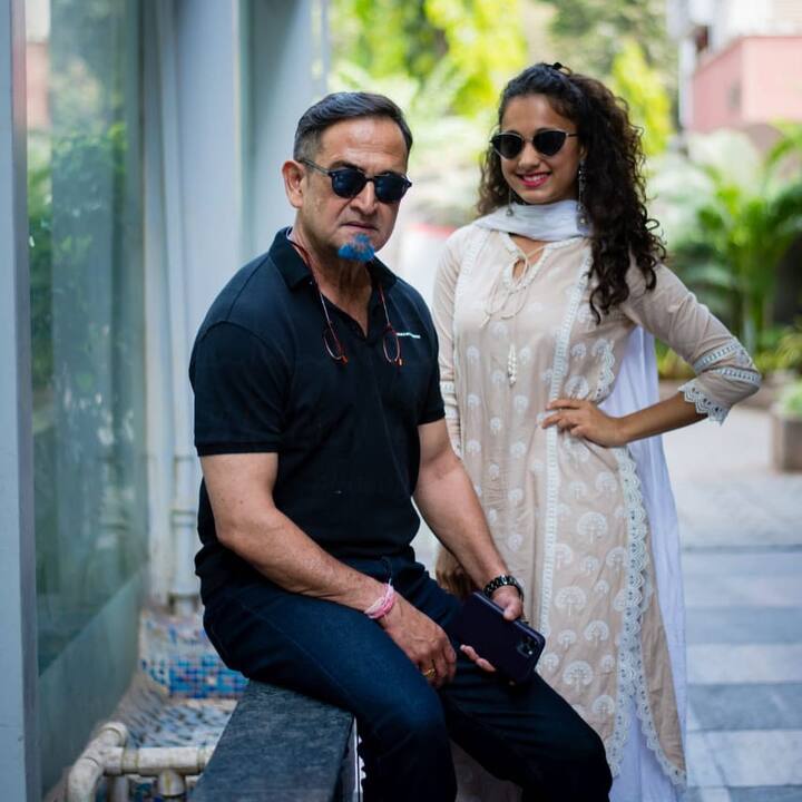 यावर एका व्यक्तीने अत्यंत अश्लील भाषेत कमेंट केली होती. त्याला महेश मांजरेकरांनी सणसणीत उत्तर देखील दिलं.