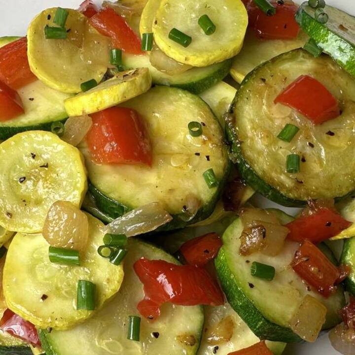 ਜੇਕਰ ਤੁਸੀਂ ਅਕਸਰ ਗੈਸ, ਐਸੀਡਿਟੀ ਵਰਗੀਆਂ ਸਮੱਸਿਆਵਾਂ ਤੋਂ ਪਰੇਸ਼ਾਨ ਰਹਿੰਦੇ ਹੋ ਤਾਂ ਤੁਹਾਨੂੰ ਆਪਣੀ ਡਾਈਟ 'ਚ ਜ਼ੁਕਿਨੀ ਜ਼ਰੂਰ ਸ਼ਾਮਲ ਕਰਨੀ ਚਾਹੀਦੀ ਹੈ। ਇਸ ਵਿੱਚ ਘੁਲਣਸ਼ੀਲ ਫਾਈਬਰ ਦੀ ਭਰਪੂਰ ਮਾਤਰਾ ਹੁੰਦੀ ਹੈ ਜੋ ਪੇਟ ਵਿੱਚ ਚੰਗੇ ਬੈਕਟੀਰੀਆ ਨੂੰ ਵਧਾਉਂਦੀ ਹੈ। ਇਸ ਤੋਂ ਇਲਾਵਾ ਇਸ ਨੂੰ ਖਾਣ ਨਾਲ ਸਰੀਰ 'ਚ ਪਾਣੀ ਦੀ ਮਾਤਰਾ ਵੀ ਪੂਰੀ ਹੋ ਜਾਂਦੀ ਹੈ।