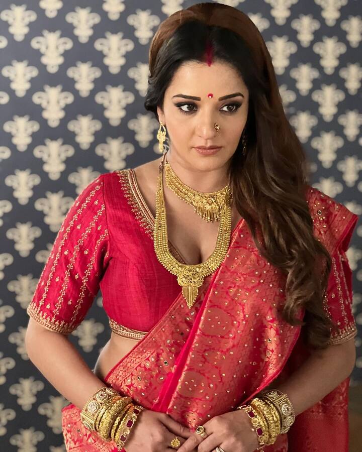 Monalisa Photo: જ્યારે પણ ભોજપુરી એક્ટ્રેસ મોનાલિસા કેમેરા સામે આવે છે ત્યારે તેની સુંદરતા ઘણી વાર ચર્ચામાં આવે છે. મોનાલિસાના ડાન્સથી લઈને તેની સ્ટાઈલ સુધી દરેક ક્ષણમાં ફેન્સ દિવાના બની જાય છે.