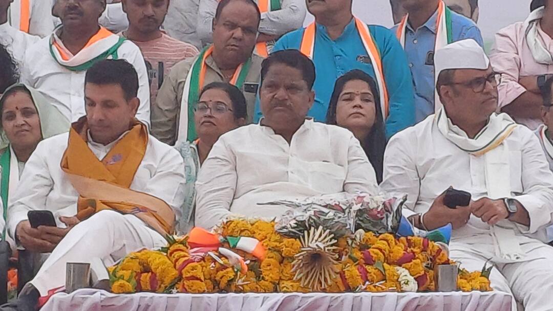 बीजेपी ज्वाइन करने वाले पूर्व विधायक के आरोप के बाद जीतू पटवारी ने बदली रणनीति, नेताओं को लगाया गले MP Congress Chief jitu patwari meets Ex MLA in Ujjain ann बीजेपी ज्वाइन करने वाले पूर्व विधायक के आरोप के बाद जीतू पटवारी ने बदली रणनीति, नेताओं को लगाया गले