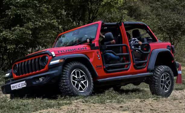 ਜੀਪ ਰੈਂਗਲਰ ਫੇਸਲਿਫਟ 2024 ਨੂੰ ਆਫ-ਰੋਡ ਡਰਾਈਵਿੰਗ ਲਈ ਮਕਸਦ ਨਾਲ ਬਣਾਇਆ ਗਿਆ ਹੈ। ਜੀਪ ਰੈਂਗਲਰ ਦੇ ਰੂਬੀਕਨ ਸੰਸਕਰਣ ਵਿੱਚ ਆਫ-ਰੋਡ ਸਪੈਕ ਟਾਇਰ ਅਤੇ ਛੋਟੇ ਪਹੀਏ ਹਨ।