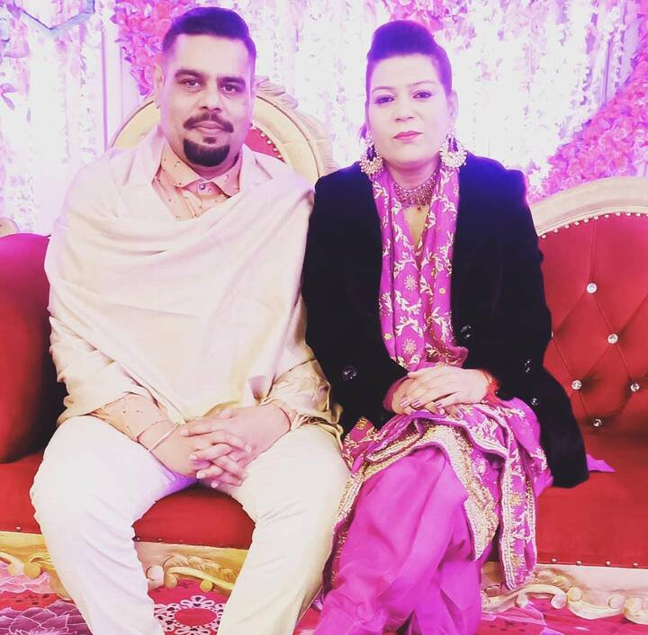 ਪਰ ਅਮਰ ਸਿੰਘ ਚਮਕੀਲਾ ਦੇ ਬੇਟੇ ਜੈਮਨ ਚਮਕੀਲਾ ਨੂੰ ਇੰਡਸਟਰੀ ਨੇ ਪੂਰੀ ਤਰ੍ਹਾਂ ਅੱਖੋਂ ਪਰੋਖੇ ਕੀਤਾ ਹੋਇਆ ਹੈ। ਉਸ ਨੂੰ ਕਿਸੇ ਏ ਲਿਸਟਰ ਕਲਾਕਾਰ ਨੇ ਮੌਕਾ ਨਹੀਂ ਦਿੱਤਾ। ਉਹ ਆਪਣੇ ਅਖਾੜੇ ਲਾਉਂਦਾ ਹੈ, ਜਿੱਥੇ ਉਹ ਆਪਣੇ ਕੁੱਝ ਗੀਤ ਤੇ ਜ਼ਿਆਦਾਤਰ ਆਪਣੇ ਮਰਹੂਮ ਮਾਪਿਆਂ ਦੇ ਗਾਣੇ ਸੁਣਾ ਕੇ ਆਪਣਾ ਘਰ ਚਲਾ ਰਿਹਾ ਹੈ। ਹੁਣ ਇਸ ਨੂੰ ਕਿਸਮਤ ਕਹਿ ਲਓ ਜਾ ਇੰਡਸਟਰੀ ਦੀ ਇਗਨੋਰੈਂਸ।