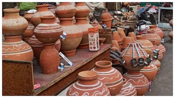 બ્રશનો ઉપયોગ કરો: લાંબા હેન્ડલ સાથે બ્રશ મેળવો જે ઘડા અથવા જારની અંદર સુધી પહોંચી શકે. આની મદદથી આંતરિક સપાટીને સારી રીતે સાફ કરી શકાય છે.