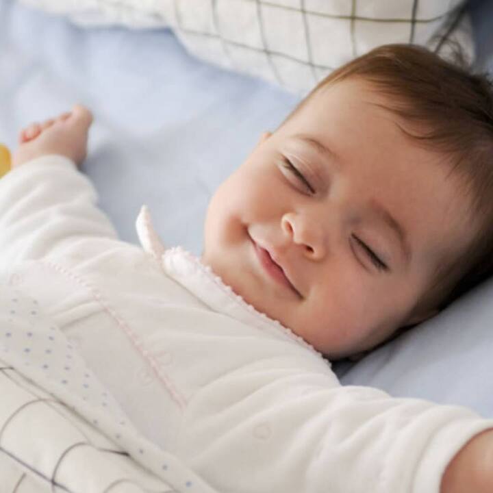 ਬੱਚੇ ਦੇ ਸਹੀ ਵਿਕਾਸ ਲਈ ਰਾਤ ਨੂੰ 8 ਘੰਟੇ ਦੀ ਨੀਂਦ ਬਹੁਤ ਜ਼ਰੂਰੀ ਹੈ। ਨਾਲ ਹੀ ਜੇਕਰ ਬੱਚੇ ਨੂੰ ਚੰਗੀ ਨੀਂਦ ਨਾ ਮਿਲੇ ਤਾਂ ਉਹ ਚਿੜਚਿੜਾ ਰਹਿਣ ਲੱਗ ਜਾਂਦਾ ਹੈ। ਅਜਿਹੇ 'ਚ ਜੇਕਰ ਤੁਹਾਡੇ ਬੱਚੇ 'ਚ ਵੀ ਦੇਰ ਰਾਤ ਤੱਕ ਜਾਗਦੇ ਰਹਿਣ ਦੀ ਆਦਤ ਬਣ ਗਈ ਹੈ ਤਾਂ ਇਸ ਨੂੰ ਦੂਰ ਕਰਨ ਲਈ ਤੁਹਾਨੂੰ ਜੀਵਨਸ਼ੈਲੀ ਨਾਲ ਜੁੜੀਆਂ ਕੁਝ ਖਾਸ ਗੱਲਾਂ ਦਾ ਧਿਆਨ ਰੱਖਣਾ ਹੋਵੇਗਾ।