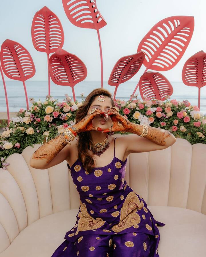 टीव्ही अभिनेत्री आरती सिंह लवकरच दीपक चौहानसोबत लग्नबंधनात अडकणार आहे.