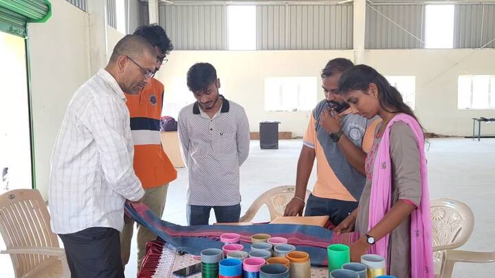 “நான்கு சேலைகள் தற்போது தயார் செய்யப்பட்டுள்ளது. இண்டிகோ நிறத்தில் கூட சேலை தயார் செய்யப்பட்டுள்ளது, அனைத்தும் இயற்கையாக மற்றும் கைத்தறி பாரம்பரியத்தில் கொண்டு வரப்பட்டுள்ளது” - நெசவாளர்