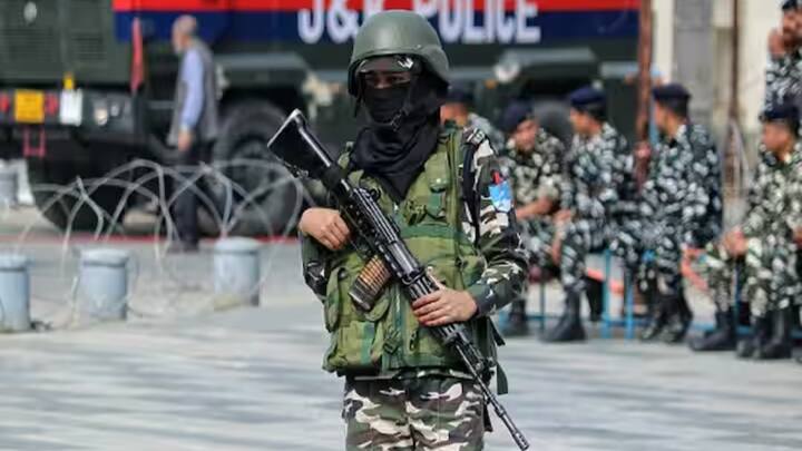 Jammu Kashmir Police attached Properties four Terrorist operating from Pakistan Lok Sabha Elections 2024: जम्मू कश्मीर में वोटिंग से पहले आतंकियों पर शिकंजा! 4 की संपत्ति कुर्क, अपराधियों के लिए बना प्लान