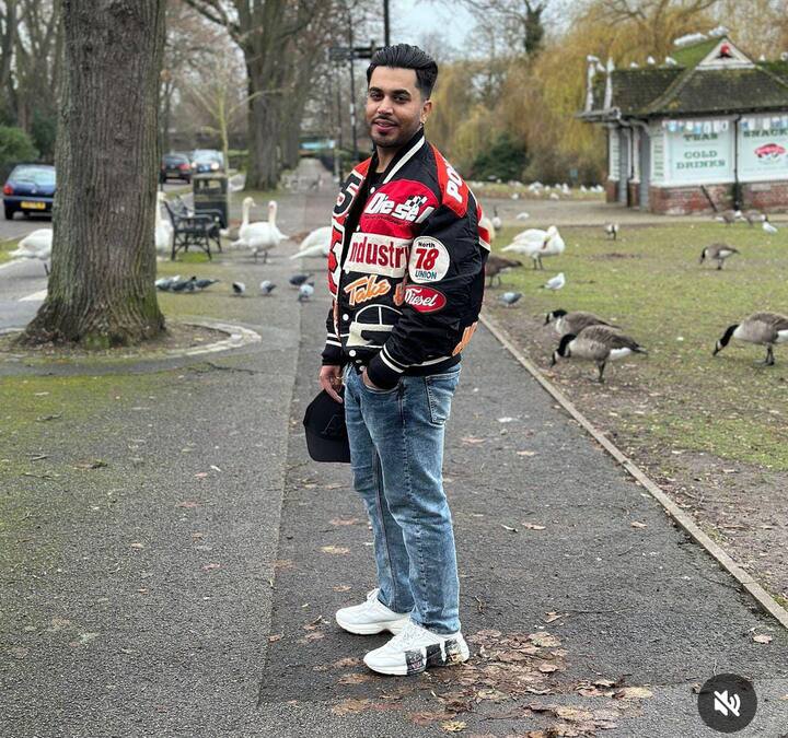 ਦੂਜੇ ਪਾਸੇ, ਮਰਹੂਮ ਗਾਇਕ ਦਾ ਪੁੱਤਰ ਹਾਲਾਂਕਿ ਇੰਡਸਟਰੀ 'ਚ ਸਰਗਰਮ ਤਾਂ ਹੈ, ਤੇ ਕਈ ਹਿੱਟ ਫਿਲਮਾਂ ਵੀ ਇੰਡਸਟਰੀ ਨੂੰ ਦੇ ਚੁੱਕਿਆ ਹੈ, ਪਰ ਉਸ ਨੂੰ ਉਹ ਕਾਮਯਾਬੀ ਹਾਲੇ ਤੱਕ ਨਸੀਬ ਨਹੀਂ ਹੋਈ, ਜੋ ਉਸ ਦੇ ਪਿਤਾ ਨੇ ਖੱਟੀ। ਉਹ ਇੱਕ ਵੱਡੇ ਬਰੇਕ ਦੀ ਤਲਾਸ਼ 'ਚ ਹੈ।