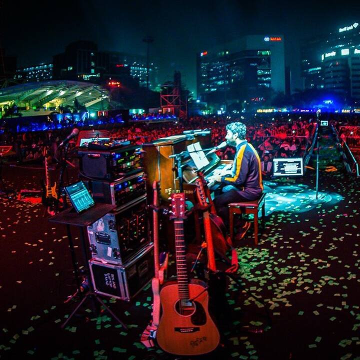 1) Heeriye : स्वत: जसलीन आणि अरिजित सिंह यांनी गायलेले, हे गाणे एक सुंदर कथा दर्शवते.