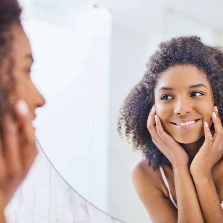 ਮਿਰਰ ਟਾਕ ਦਾ ਸਭ ਤੋਂ ਵੱਡਾ ਫਾਇਦਾ ਇਹ ਹੈ ਕਿ ਇਹ ਆਤਮ-ਵਿਸ਼ਵਾਸ ਵਧਾਉਂਦਾ ਹੈ ਅਤੇ ਤੁਸੀਂ ਆਪਣੇ ਘਰ ਜਾਂ ਬਾਹਰ ਕਿਸੇ ਨਾਲ ਵੀ ਗੱਲ ਕਰਦੇ ਸਮੇਂ ਝਿਜਕ ਮਹਿਸੂਸ ਨਹੀਂ ਕਰਦੇ। ਤੁਹਾਡੀ ਸ਼ਖਸੀਅਤ ਨੂੰ ਸੁਧਾਰਨ ਲਈ ਰੋਜ਼ਾਨਾ ਸ਼ੀਸ਼ੇ ਨਾਲ ਗੱਲਬਾਤ ਕਰਨਾ ਇੱਕ ਵਧੀਆ ਅਭਿਆਸ ਹੈ।