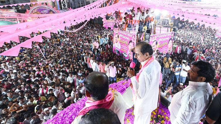 KCR conducts road show in Bhuvanagiri and slams Congress govt Revanth reddy KCR: ఇది దద్దమ్మ ప్రభుత్వం కాకుంటే ఏందన్నట్టు? నా బిడ్డను తీసుకపోయి అరెస్ట్ చేసిన్రు - కేసీఆర్