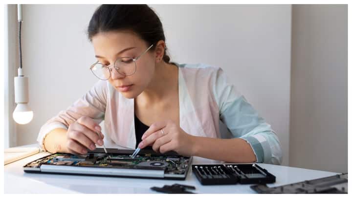 लैपटॉप की सफाई: लैपटॉप बंद करके, बैटरी निकालें और फिर स्क्रूड्राइवर से पैनल खोलकर फैन को साफ करें. कंप्रेस्ड एयर का इस्तेमाल करें ताकि धूल और गंदगी आसानी से साफ हो जाए.