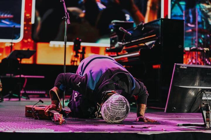 बॉलिवूडच्या सर्वाधिक मानधन घेणाऱ्या गायकांमध्ये अरिजीतचा समावेश होतो. अरजित सिंहची अनेक गाणी रसिकांच्या विशेषत: तरुणाईच्या मनात स्थान निर्माण करुन आहेत.