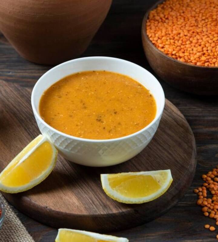 दाल का पानी डिशेज को प्राकृतिक रूप गाढ़ा करने का काम करता है. दाल का हल्का स्वाद प्रदान करने और रेशमी, शानदार बनावट बनाने के लिए इसे अपने पसंदीदा करी डिशेज में जोड़ें. आप इसके पोषण मूल्य को बढ़ाने के लिए दाल के पानी को टमाटर बेस्ड सॉस या मलाईदार ग्रेवी के रूप में भी इस्तेमाल कर सकते हैं.