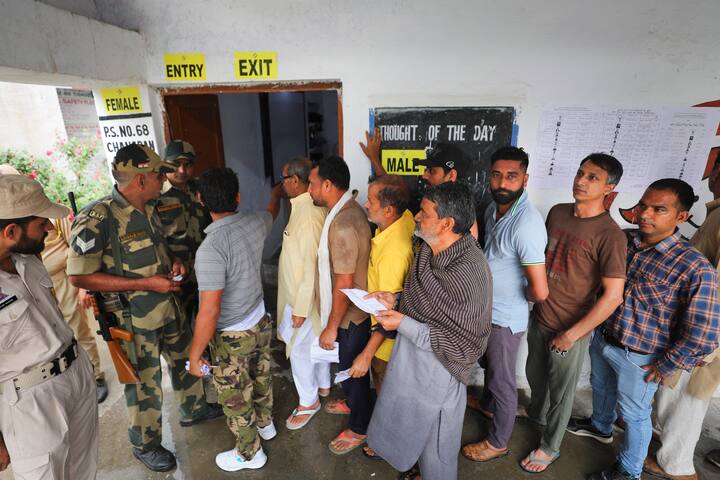 नोएडा और गाजियाबाद में वोटिंग के दिन मेट्रो और डीटीसी की बसें अपने पहले वाले समय और रूट पर चलेंगीं.