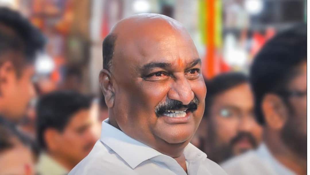 आधी म्हणाले बायको शेती करते, आता म्हणतात पत्नीच्या नावावर दारू विक्रीचे 2 परवाने; दोनच दिवसात भुमरेंनी केला प्रतिज्ञापत्रात बदल sandipan bhumare Change Pushpa Bhumre property in Affidavit Leaker licence Mahayuti Chatrapati sambhaji nagar lok Sabha Election maharashtra marathi News आधी म्हणाले बायको शेती करते, आता म्हणतात पत्नीच्या नावावर दारू विक्रीचे 2 परवाने; दोनच दिवसात भुमरेंनी केला प्रतिज्ञापत्रात बदल