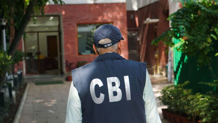 Madhya Pradesh nursing scam updates cbi team arrested cbi officers for bribery Marathi News CBI पथकाकडून सीबीआय अधिकाऱ्यांनाच अटक; नेमकं काय घडलं?