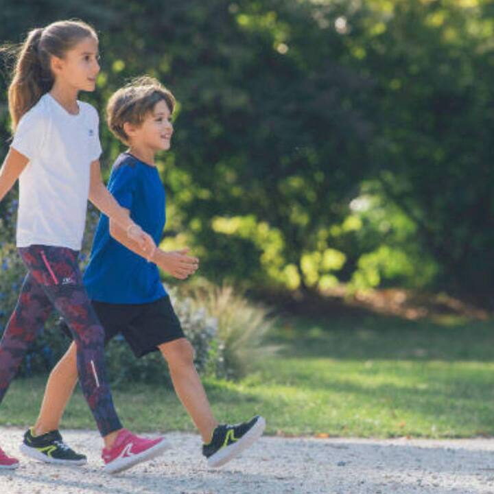 ਖਾਣ-ਪੀਣ ਅਤੇ ਸੌਣ ਦਾ ਸਮਾਂ ਤੈਅ ਕਰਨਾ ਬਹੁਤ ਜ਼ਰੂਰੀ ਹੈ। ਇਸ ਦੇ ਲਈ ਪਹਿਲਾਂ ਬੱਚੇ ਨੂੰ ਹਰ ਰੋਜ਼ ਸਮੇਂ 'ਤੇ ਦੁੱਧ ਪਿਲਾਓ ਅਤੇ ਫਿਰ ਉਸ ਨੂੰ ਕੁਝ ਦੇਰ ਚੱਲਣ ਦਿਓ, ਤਾਂ ਕਿ ਉਸ ਦਾ ਭੋਜਨ ਪਚ ਸਕੇ। ਇਸ ਤੋਂ ਬਾਅਦ ਰਾਤ ਦੇ ਨੌਂ ਜਾਂ ਦਸ ਵਜੇ ਆਪਣੇ ਬੱਚੇ ਦੇ ਸੌਣ ਦਾ ਸਮਾਂ ਤੈਅ ਕਰੋ। ਜੇਕਰ ਤੁਸੀਂ ਇਸ ਤਰ੍ਹਾਂ ਦਾ ਟਾਈਮ ਟੇਬਲ ਬਣਾਉਂਦੇ ਹੋ ਅਤੇ ਇਸ ਦੀ ਲਗਾਤਾਰ ਪਾਲਣਾ ਕਰਦੇ ਹੋ, ਤਾਂ ਬੱਚਾ ਉਸ ਸਮੇਂ ਆਪਣੇ ਆਪ ਹੀ ਸੌਣਾ ਸ਼ੁਰੂ ਕਰ ਦੇਵੇਗਾ।