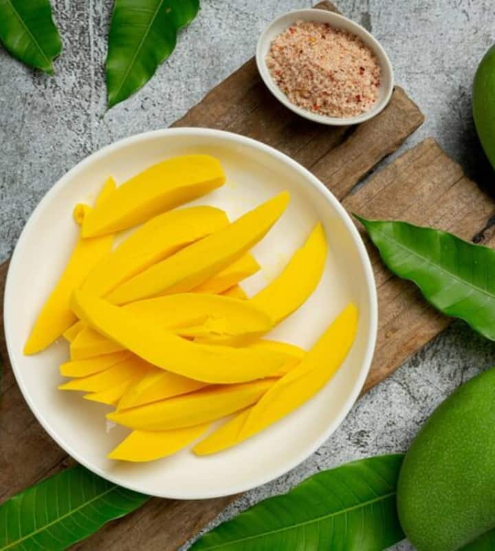 फ्रीज- लंबी शेल्फ लाइफ के लिए, आमों को छीलकर टुकड़ों में काट लें और उन्हें फ्रीजर में, फ्रीजर-सेफ बैग में स्टोर करें.