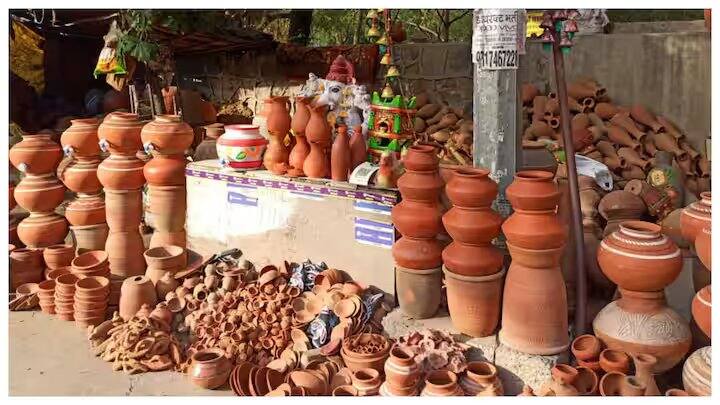 વિનેગરનો ઉપયોગ કરોઃ મહિનામાં એકવાર વિનેગર અને પાણીનું મિશ્રણ બનાવીને ઘડા કે ઘડાને તેનાથી ધોઈ લો. વિનેગર એક જંતુનાશક છે અને તે દુર્ગંધને પણ દૂર કરે છે.