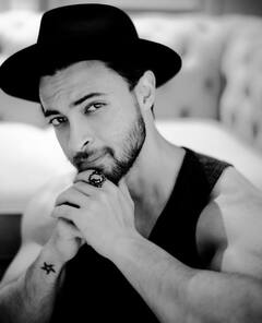 कभी बैकग्राउंड डांसर था ये एक्टर, सलमान खान से भी है कनेक्शन, फ्लॉप फिल्में देने के बाद भी करोड़ो में वसूलता है फीस