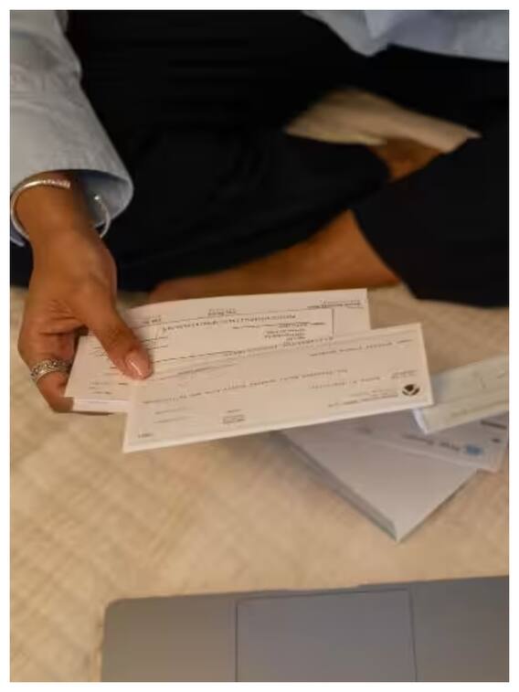 किस स्थिति में चेक के पीछे भी करने होते हैं साइन