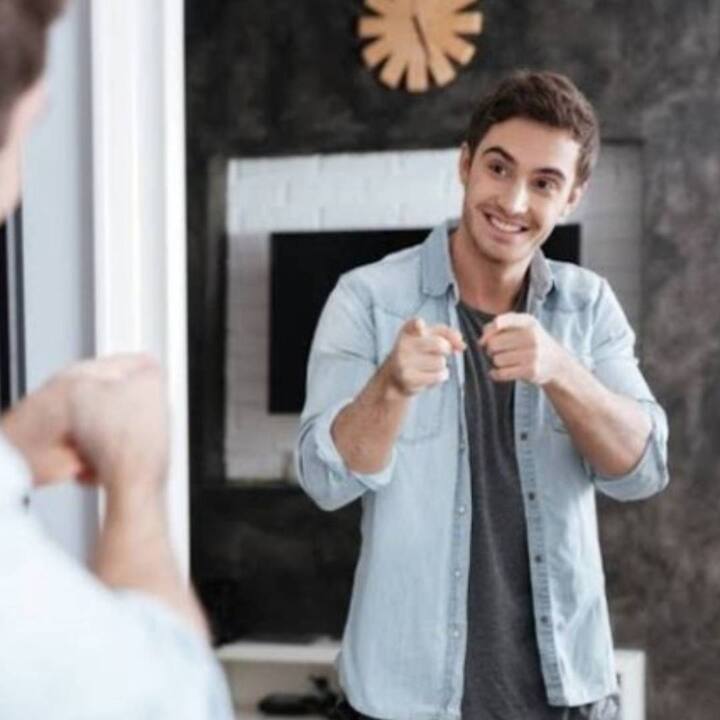 ਤੁਸੀਂ ਮਹਿਸੂਸ ਕਰੋਗੇ ਕਿ ਸ਼ੀਸ਼ੇ ਵਿਚ ਦੇਖ ਕੇ ਆਪਣੇ ਆਪ ਨਾਲ ਗੱਲ ਕਰਨਾ ਬਹੁਤ ਆਸਾਨ ਹੈ, ਪਰ ਜਦੋਂ ਤੁਸੀਂ ਇਸ ਨੂੰ ਅਮਲ ਵਿਚ ਲਿਆਓਗੇ ਤਾਂ ਤੁਹਾਨੂੰ ਅਹਿਸਾਸ ਹੋਵੇਗਾ ਕਿ ਸ਼ੁਰੂ ਵਿਚ ਤੁਹਾਨੂੰ ਆਪਣੇ ਨਾਲ ਅੱਖਾਂ ਦਾ ਸੰਪਰਕ ਬਣਾਉਣ ਵਿਚ ਮੁਸ਼ਕਲ ਮਹਿਸੂਸ ਹੋਵੇਗੀ, ਪਰ ਕੋਸ਼ਿਸ਼ ਕਰੋ ਕਿ ਤੁਸੀਂ ਆਪਣੇ ਆਪ ਨਾਲ ਗੱਲ ਕਰੋ। ਹਰ ਰੋਜ਼ ਲਗਭਗ 10 ਤੋਂ 15 ਮਿੰਟ ਉਸ ਨਾਲ ਗੱਲ ਕਰੋ, ਇਹ ਤੁਹਾਡੀ ਸ਼ਖਸੀਅਤ ਵਿੱਚ ਬਹੁਤ ਬਦਲਾਅ ਲਿਆ ਸਕਦਾ ਹੈ।