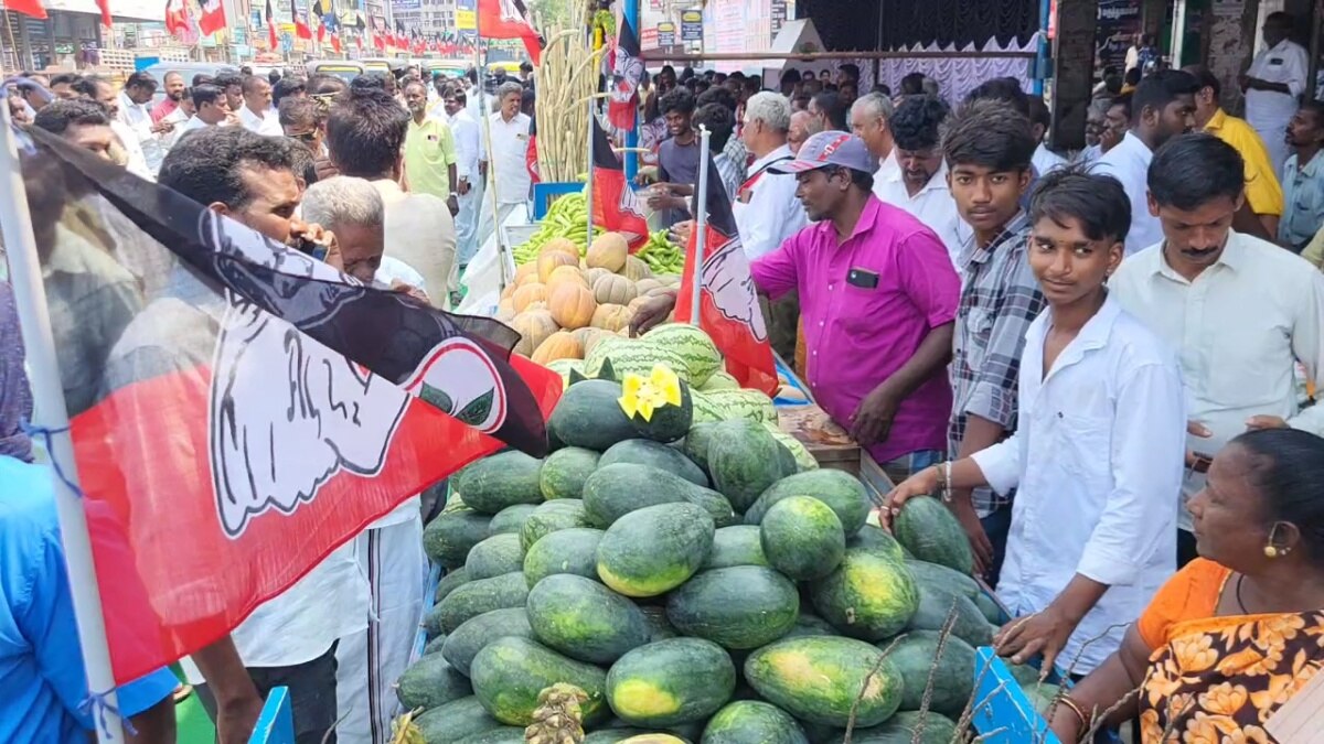 குளு குளு கரும்பு ஜூஸ்...! ஜூஸ் போட்டு கொடுத்த முன்னாள் அமைச்சர் வளர்மதி..!