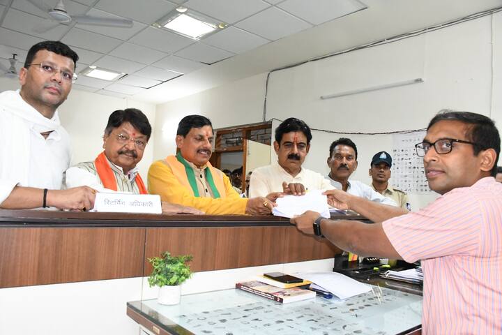 डॉ मोहन यादव इंदौर से झाबुआ रवाना हुए और वहां जाकर उन्होंने भारतीय जनता पार्टी के प्रत्याशी का नामांकन फार्म जिला निर्वाचन कार्यालय में जमा करवाया है.