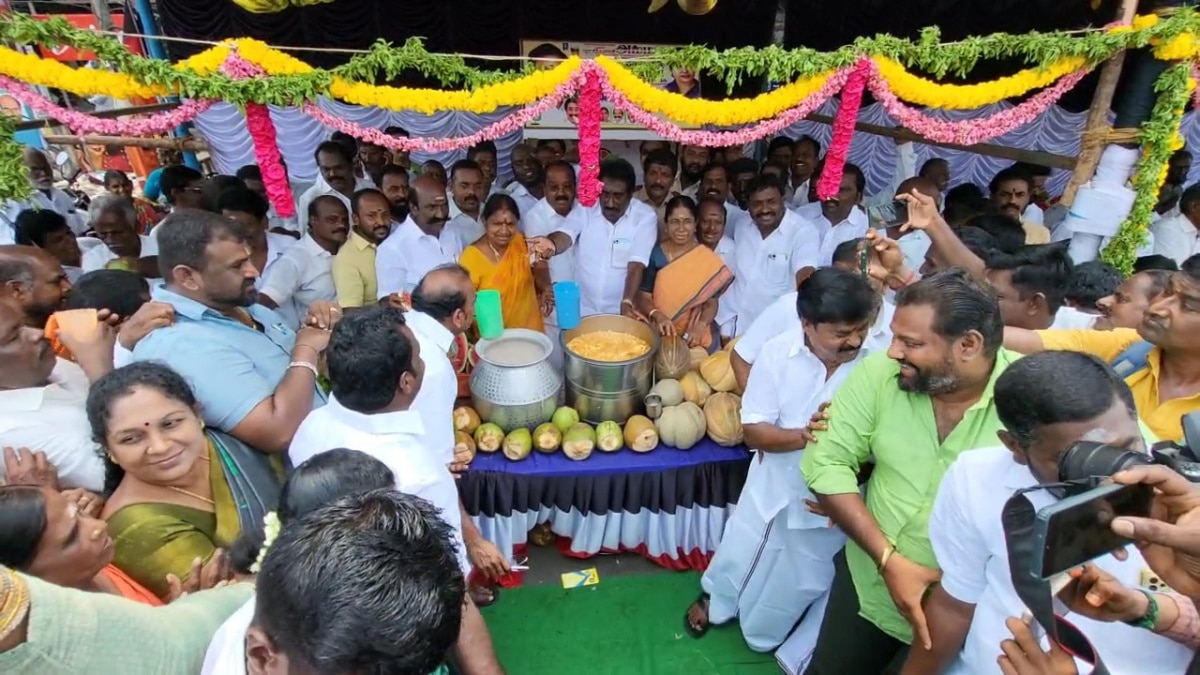 குளு குளு கரும்பு ஜூஸ்...! ஜூஸ் போட்டு கொடுத்த முன்னாள் அமைச்சர் வளர்மதி..!