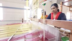 Kanchipuram Silk Saree : உணவு பொருட்களில் இருந்து எடுக்கப்படும் சாயம்.. காஞ்சி பட்டு சேலையின் ரகசியம் தெரியுமா?