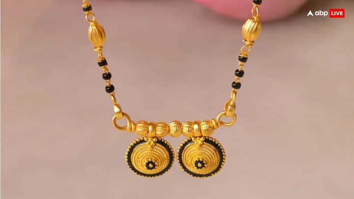 कहते हैं अक्षय तृतीया पर सोने का मंगलसूत्र खरीदने से सौभाग्य में वृद्धि होती है. सोना से बना मंगलसूत्र सकारात्मक ऊर्जा को आकर्षित करता है और किसी भी बुरी नजर को दूर रखता है.