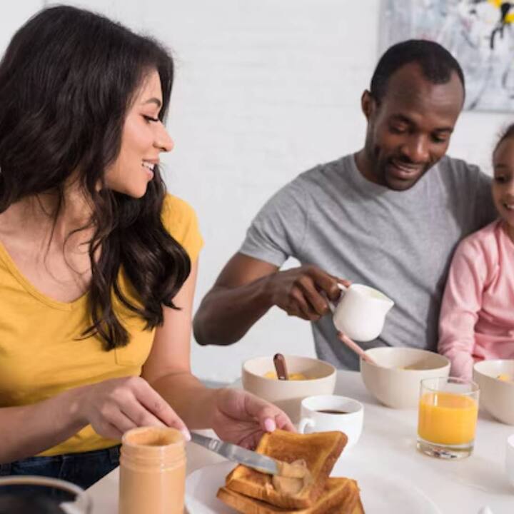 ਤੁਸੀਂ ਕੁਝ ਅਜਿਹੇ ਪਕਵਾਨਾਂ ਨੂੰ ਅਜ਼ਮਾ ਸਕਦੇ ਹੋ ਜੋ ਜਲਦੀ ਤਿਆਰ ਹੁੰਦੇ ਹਨ ਅਤੇ ਪੌਸ਼ਟਿਕਤਾ ਨਾਲ ਵੀ ਭਰਪੂਰ ਹੁੰਦੇ ਹਨ। ਨਾਸ਼ਤੇ ਦੇ ਇਹ ਵਿਕਲਪ ਨਾ ਸਿਰਫ਼ ਬੱਚਿਆਂ ਲਈ ਚੰਗੇ ਹਨ, ਪਰ ਤੁਸੀਂ ਆਪਣੇ ਪੂਰੇ ਪਰਿਵਾਰ ਲਈ ਇੱਕ ਵਾਰ ਵਿੱਚ ਨਾਸ਼ਤਾ ਤਿਆਰ ਕਰ ਸਕਦੇ ਹੋ।