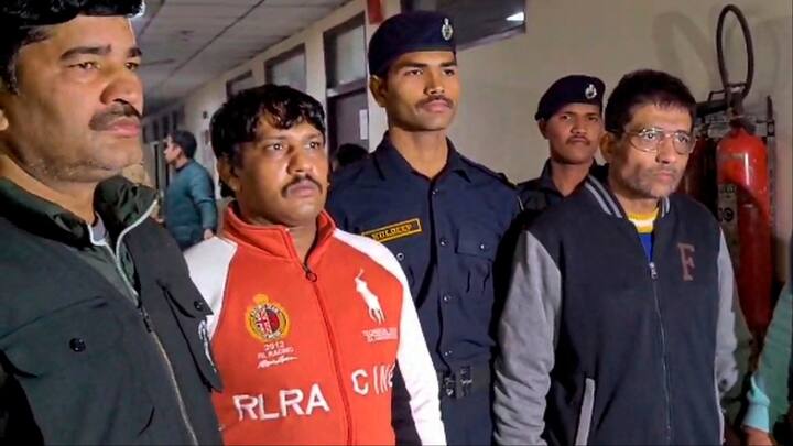 अभिजीत सिंह की ओर से दायर याचिका में कहा था कि पिछले साल 25 नवंबर को उसके चार दांत निकाल दिए गए थे. बाकी भी खराब हो गए हैं और 14 और दांत निकालने पड़ेंगे.