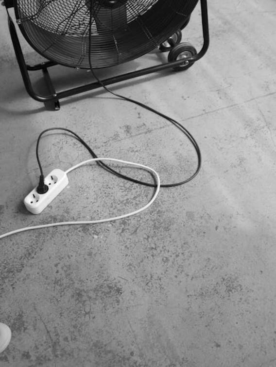 बिजली के प्लग में तीसरे पिन का क्या रोल है?